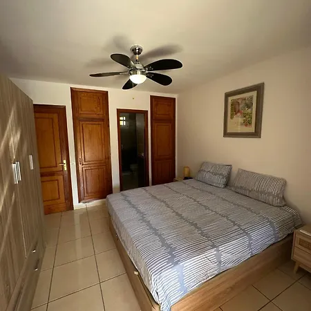 Brisas Seaview - アパート アデヘ